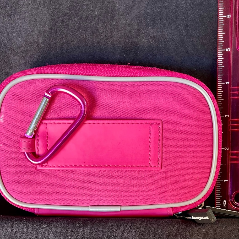 Neoprene case. Zip closure. Pink